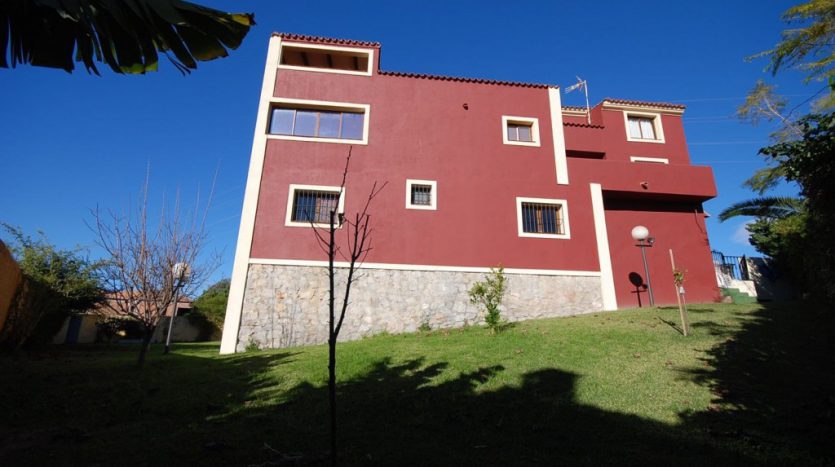Villa with sea views for rent in El Rosario - image 001-835x467 on https://www.laconchaliving.com