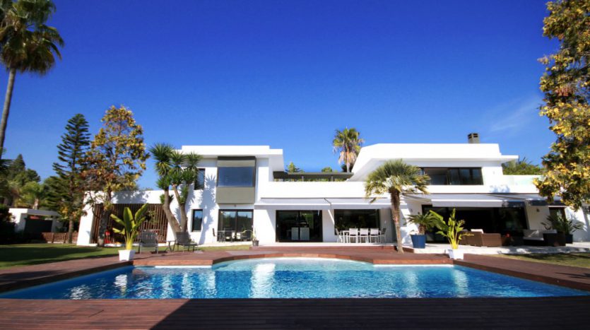 Moderna villa cerca del mar - image 1-Villa-pool-1-835x467 on https://www.laconchaliving.com