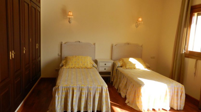 Villa en alquiler en Costabella - image 10-dormitorio-2-835x467 on https://www.laconchaliving.com