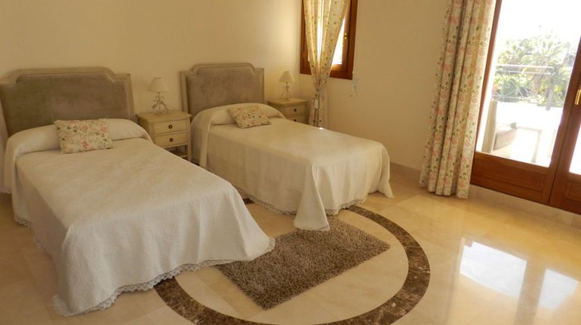 Villa en alquiler en Costabella - image 11-dormitorio-3-835x467 on https://www.laconchaliving.com