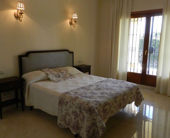 Villa en alquiler en Costabella - image 12-dormitorio-planta-baja-576x467 on https://www.laconchaliving.com