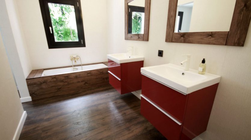 Moderna villa cerca del mar - image 13-Bathroom-2-835x467 on https://www.laconchaliving.com