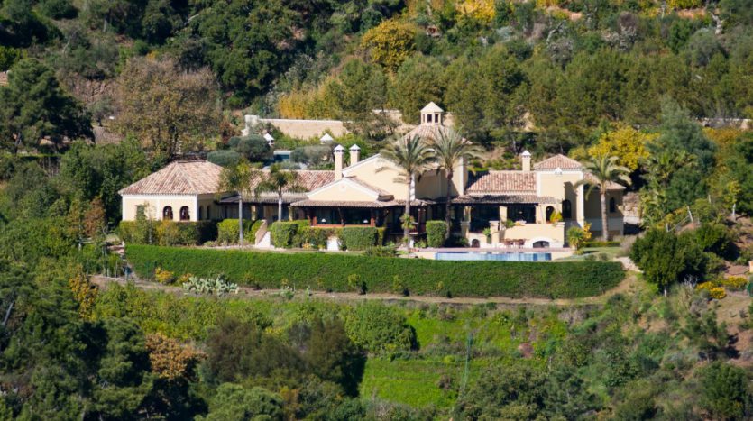 Rustic villa in La Zagaleta - image 2-5-835x467 on https://www.laconchaliving.com