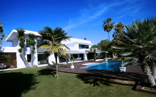 Modern villa close to the sea