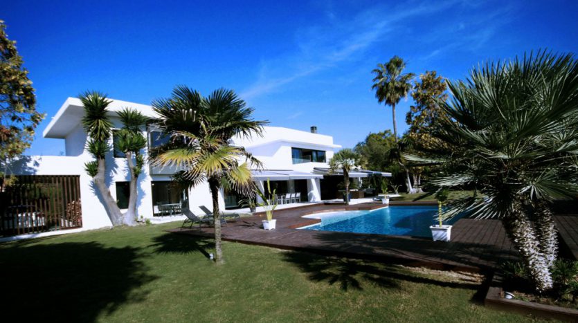 Moderna villa cerca del mar - image 2-Villa-Garden-2-835x467 on https://www.laconchaliving.com
