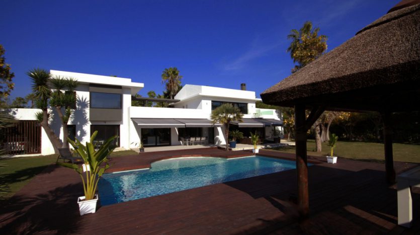 Moderna villa cerca del mar - image 3-Villa-Decking-835x467 on https://www.laconchaliving.com