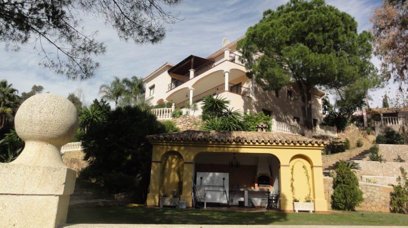 Beautiful villa in La Quinta Golf - image A-835x467 on https://www.laconchaliving.com