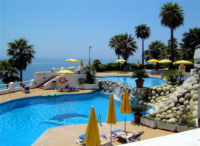 Penthouse in Estepona - image DBmainpool-640x467 on https://www.laconchaliving.com