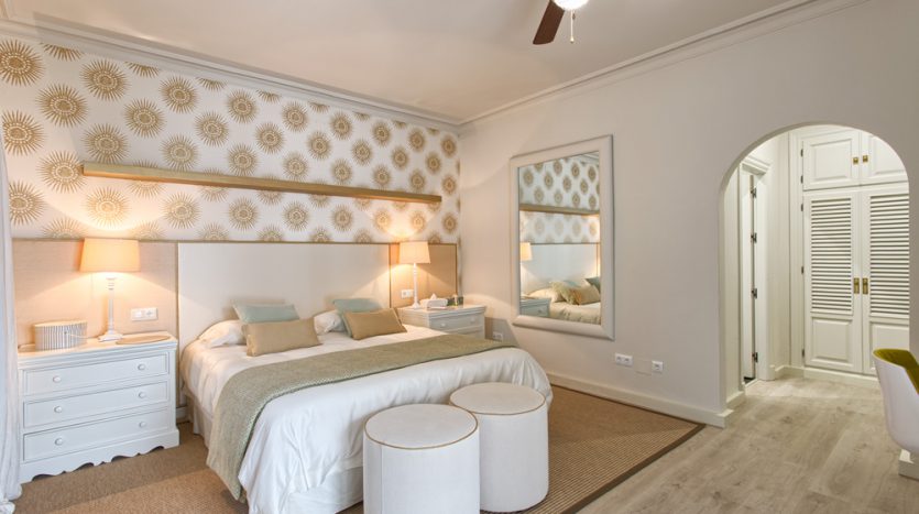 Exclusiva villa de lujo - image Luxury-beach-side-villa-for-sale-in-Guadalmina-12-835x467 on https://www.laconchaliving.com