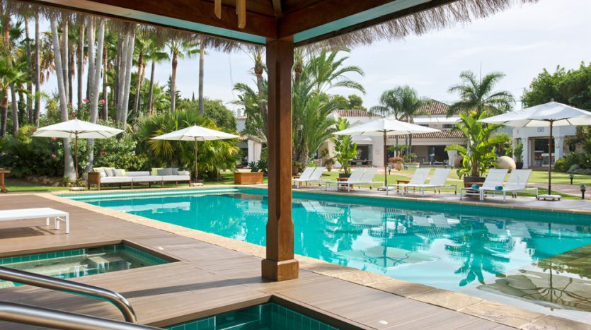 Exclusiva villa de lujo - image Luxury-beach-side-villa-for-sale-in-Guadalmina-3-835x467 on https://www.laconchaliving.com