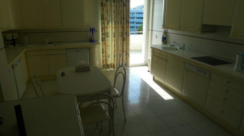 Apartamento en el paseo maritimo, frente del mar - image P1090198-1-835x467 on https://www.laconchaliving.com