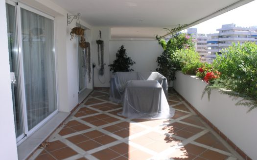 APARTMENT IN PUERTO BANUS