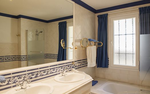 Villa for sale with golf and sea views