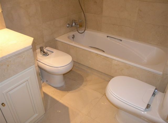 Apartment in Puerto Banus - image bathroom-1-en-suite-640x467 on https://www.laconchaliving.com