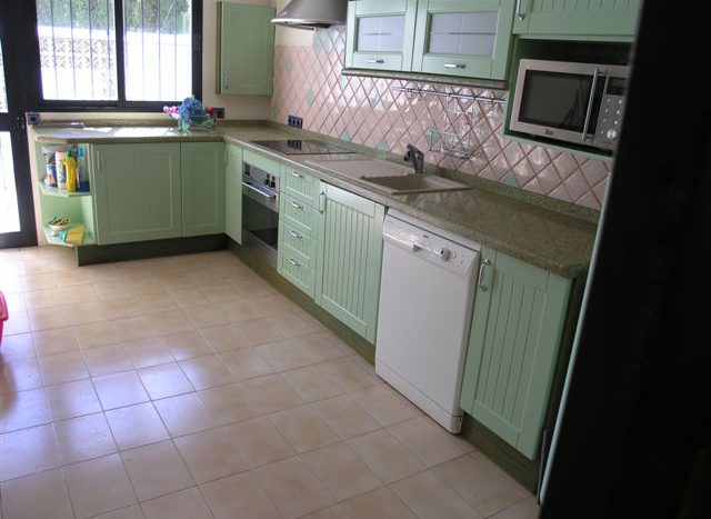 [:en]Villa in Nueva Andalucia[:es]Villa en Nueva Andalucia - image kitchen-640x467 on https://www.laconchaliving.com
