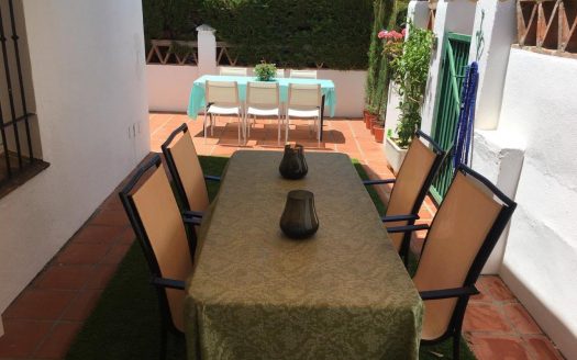 Adosada al lado de la playa de Marbella