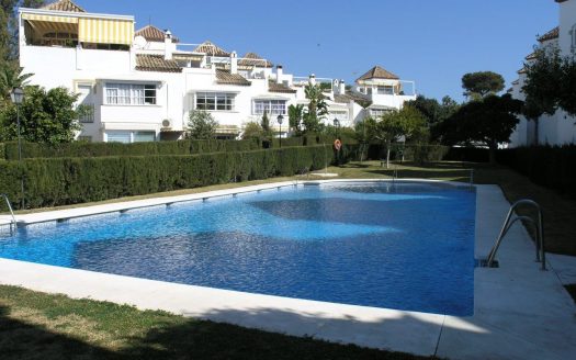 Adosada al lado de la playa de Marbella