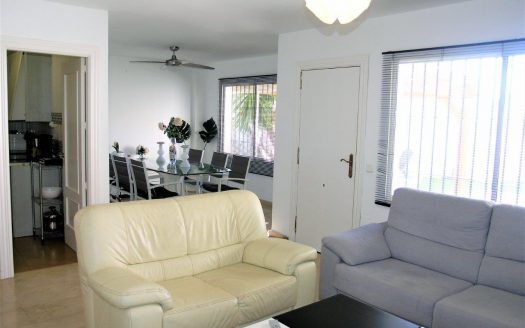 Adosada al lado de la playa de Marbella