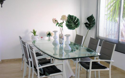 Adosada al lado de la playa de Marbella