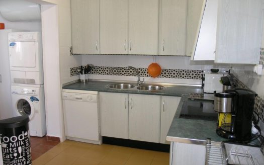 Adosada al lado de la playa de Marbella