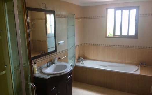 Трехэтажная вилла в Эль Росарио