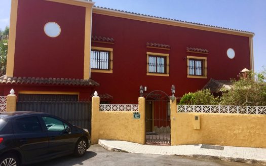 Трехэтажная вилла в Эль Росарио