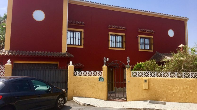 Трехэтажная вилла в Эль Росарио - image Villa-El-Rosario-Marbella-2-835x467 on https://www.laconchaliving.com