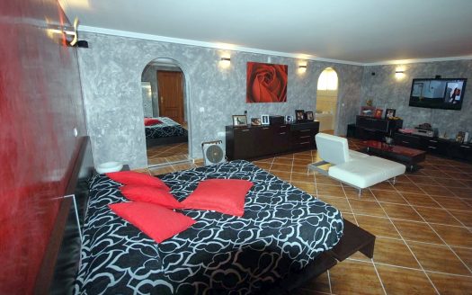 Трехэтажная вилла в Эль Росарио