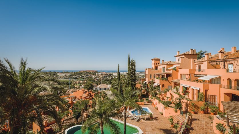 Nueva Andalucía duplex penthouse with views