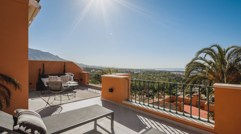 Nueva Andalucía duplex penthouse with views
